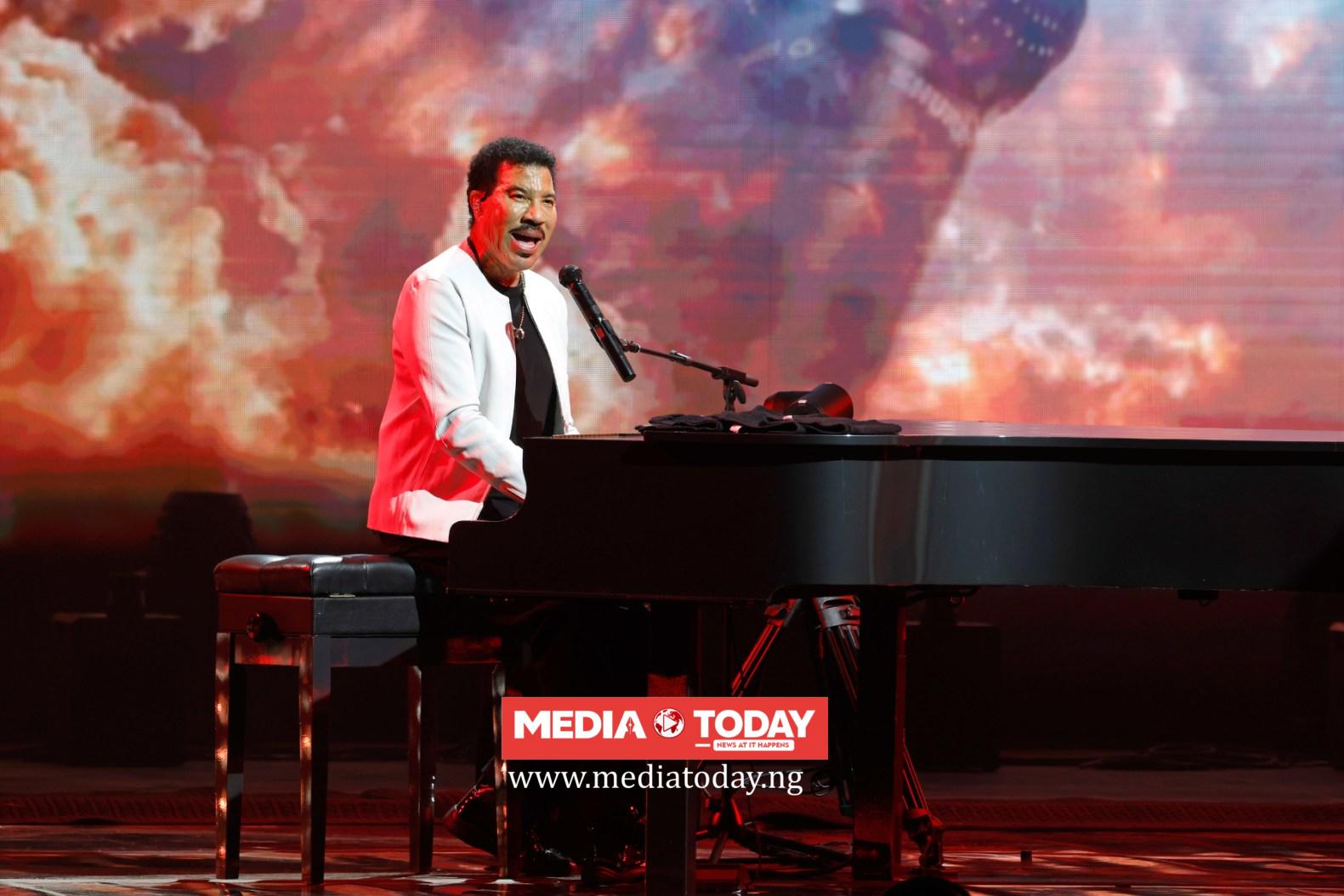 Lionel Richie Ends Minnesota Opening Night Show After Falling Ill