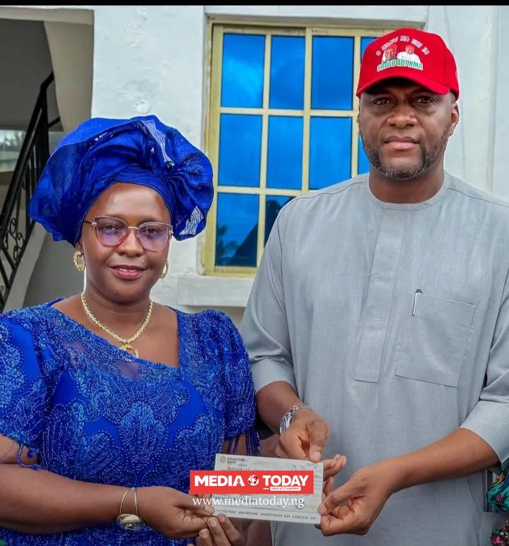 Anyaso Redeems ₦2m Pledge, Donates 200 Wrappers to Amaokwe Item Women