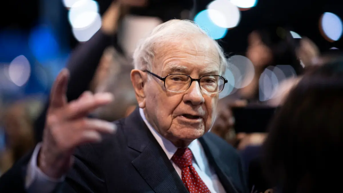 Warren Buffett Steps Down as Berkshire Chairman, Son Howard Takes Over